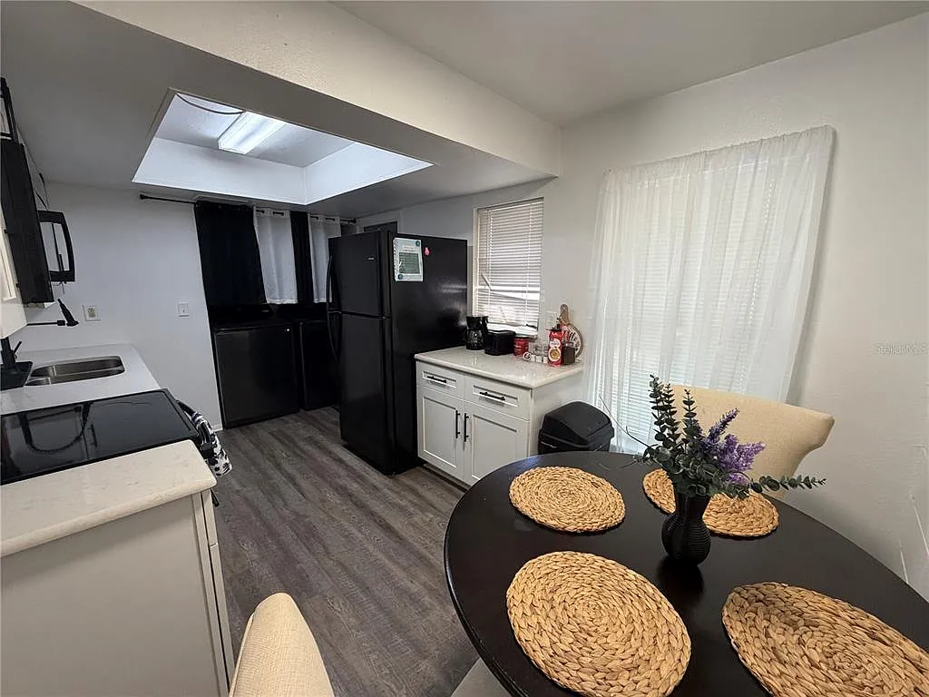 2 bed, 1.0 bath, 1704 sqft, $1,800 — Photo 4