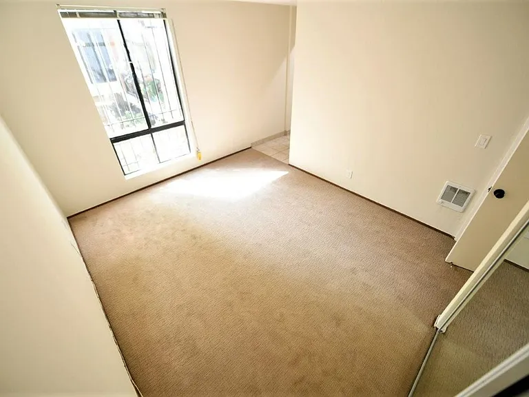 366 Staten Ave — Photo 16