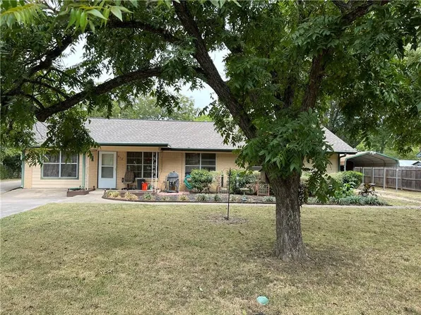 705 N Avenue H, Elgin, TX 78621