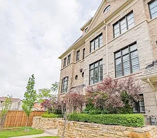 2037 Queensborough Gate — Photo 2