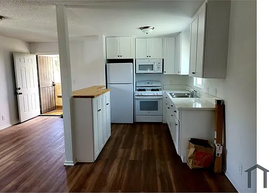 2 bed, 900 sqft, $2,400 — Photo 2