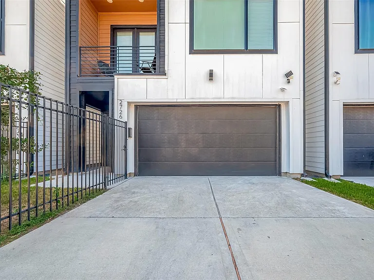 2726 Anita St — Photo 2