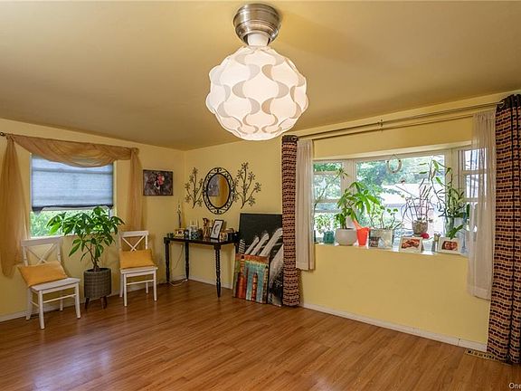 4th image of 106 Oak St
