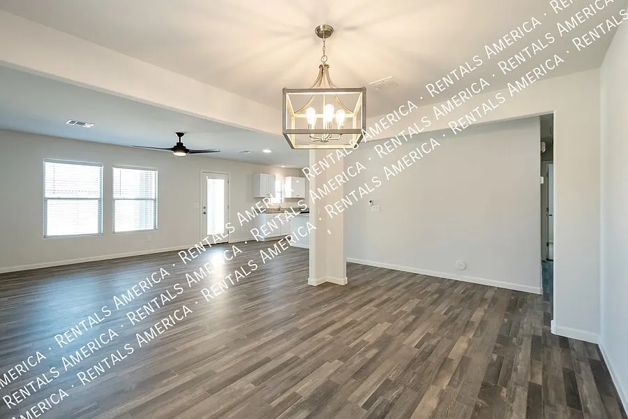 4 Bedroom home w/beautiful Floor Plan — Photo 3