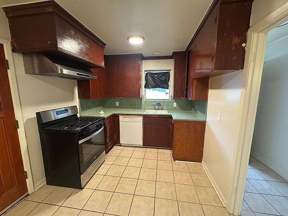 5th image of 3907 Milton St