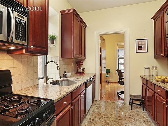 3rd image of 226 Saint James Pl APT 4L