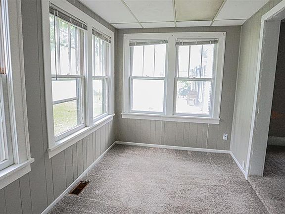 4th image of 302 N Walnut St