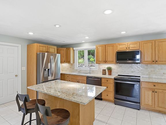 4th image of 44 Raffaele Dr