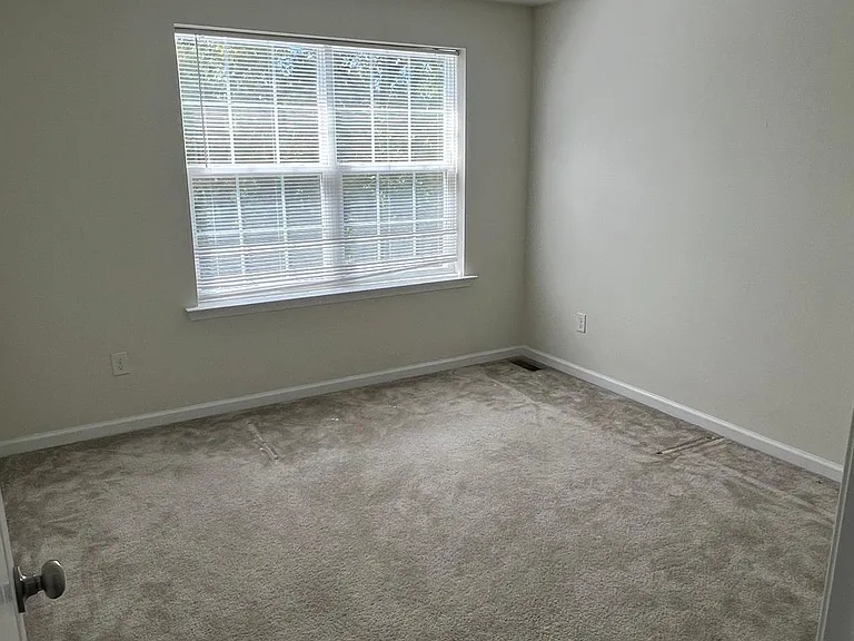 340 Redclover Ln — Photo 32