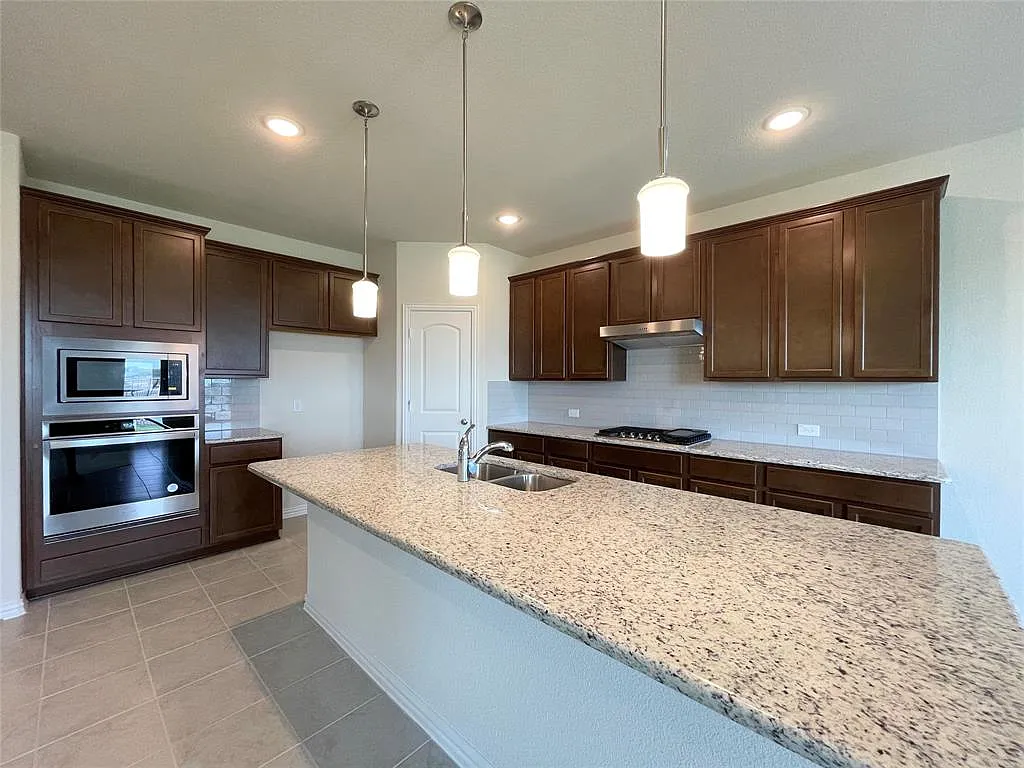 5 bed, 3071 sqft, $2,745 — Photo 4
