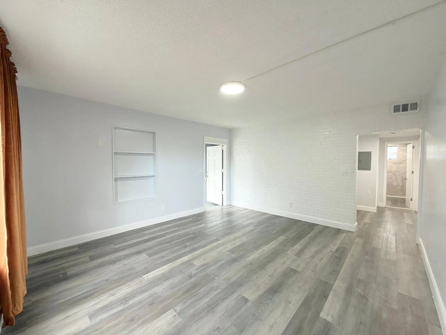 5 bed, 2.0 bath, 4055 sqft, $2,500 — Photo 4