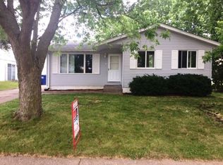 6037 Hillandale Rd, Davenport, IA 52806
