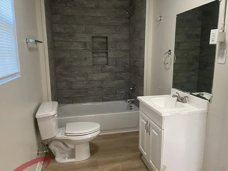 480 N Clinton St — Photo 12