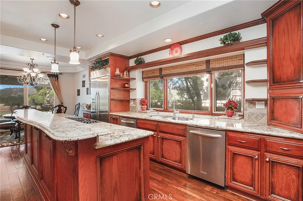 5 bed, 4.5 bath, 4698 sqft, $8,300 — Photo 3