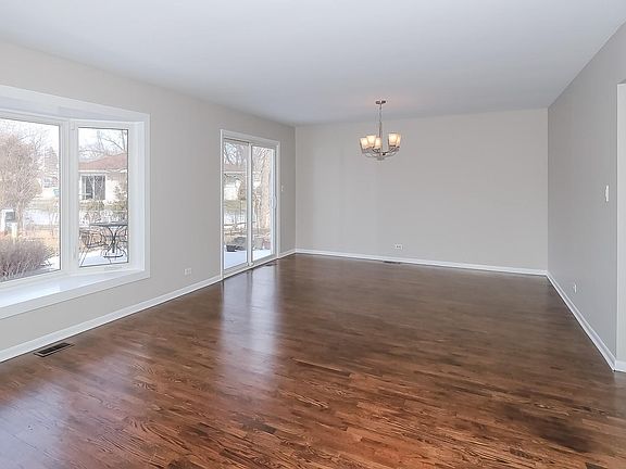 5th image of 318 Hickory Ct