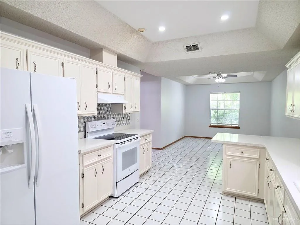 3 bed, 2.0 bath, 2145 sqft, $1,950 — Photo 4