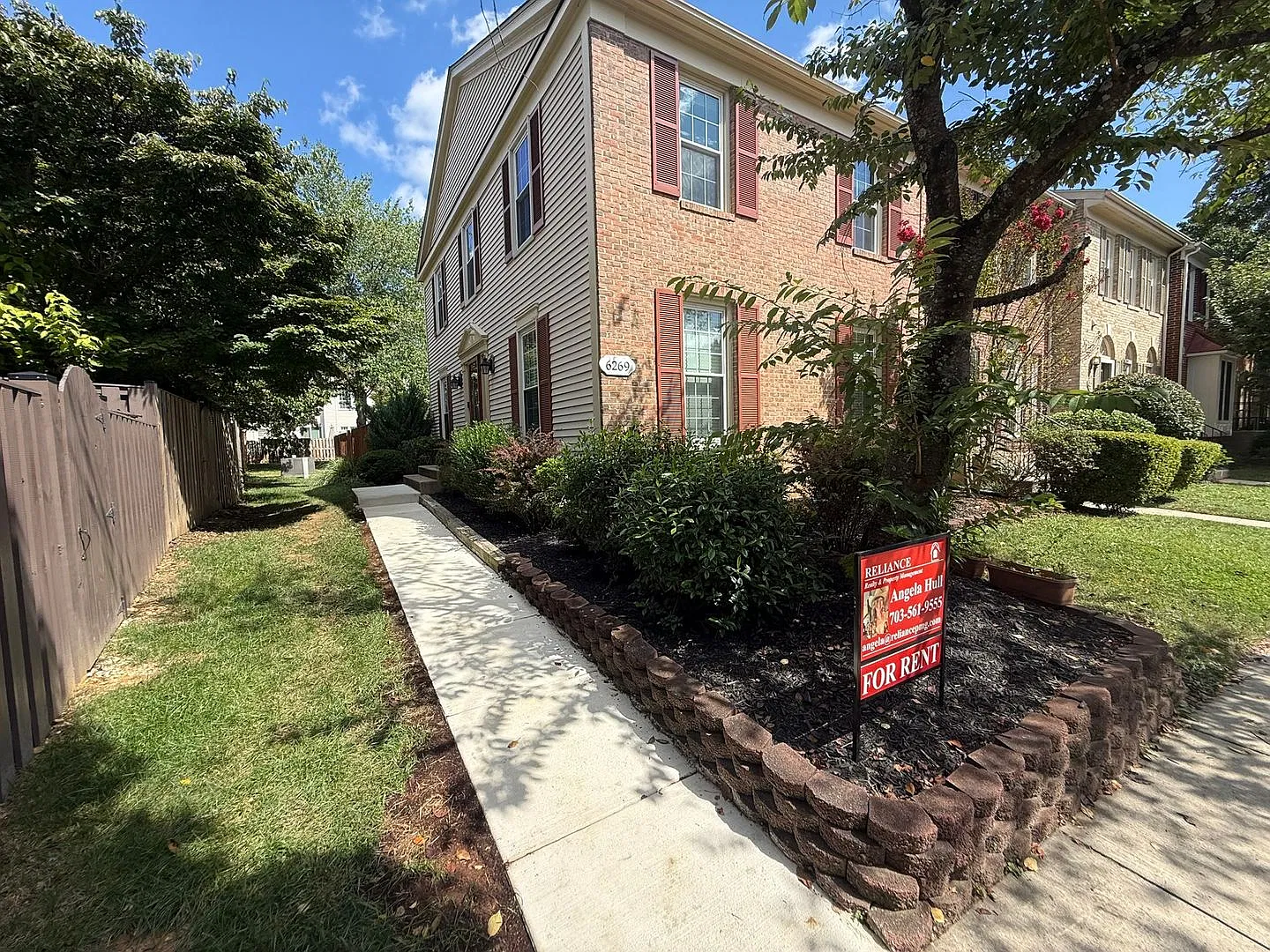 Fenced Immaculate End-Unit 2500SF Kingstowne — Photo 1