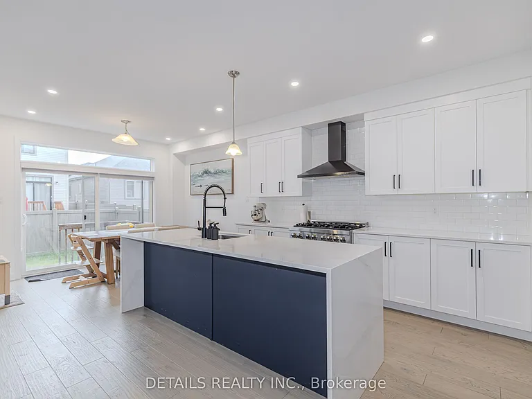 67 Viceroy Mews — Photo 6