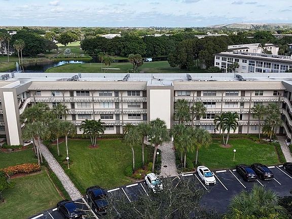 3rd image of 4701 Martinique Drive #H4
