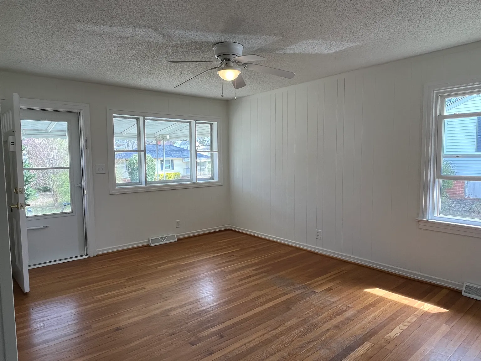 3 bed, 900 sqft, $1,300 — Photo 2