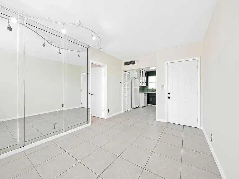 2238 Monroe St #306 — Photo 4