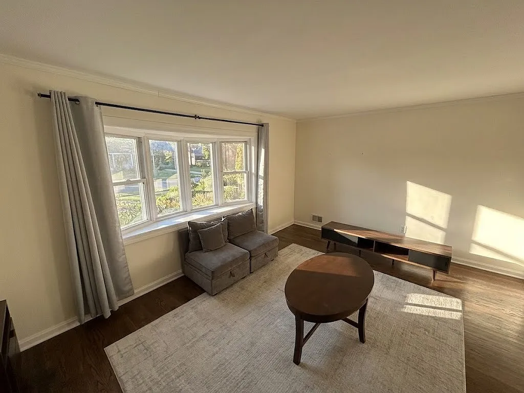 5 bed, 1232 sqft, $4,000 — Photo 2