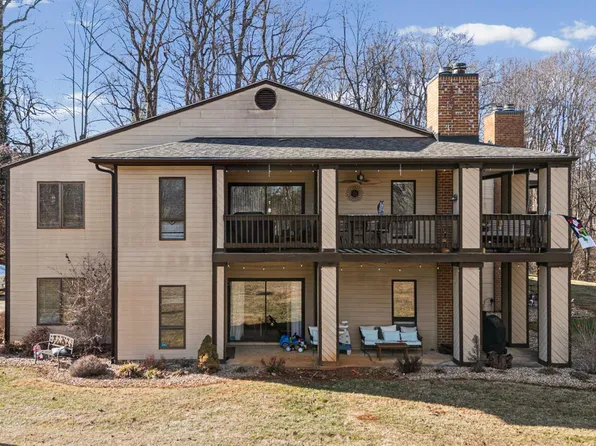 208 Manor Dr, Forest, VA 24551
