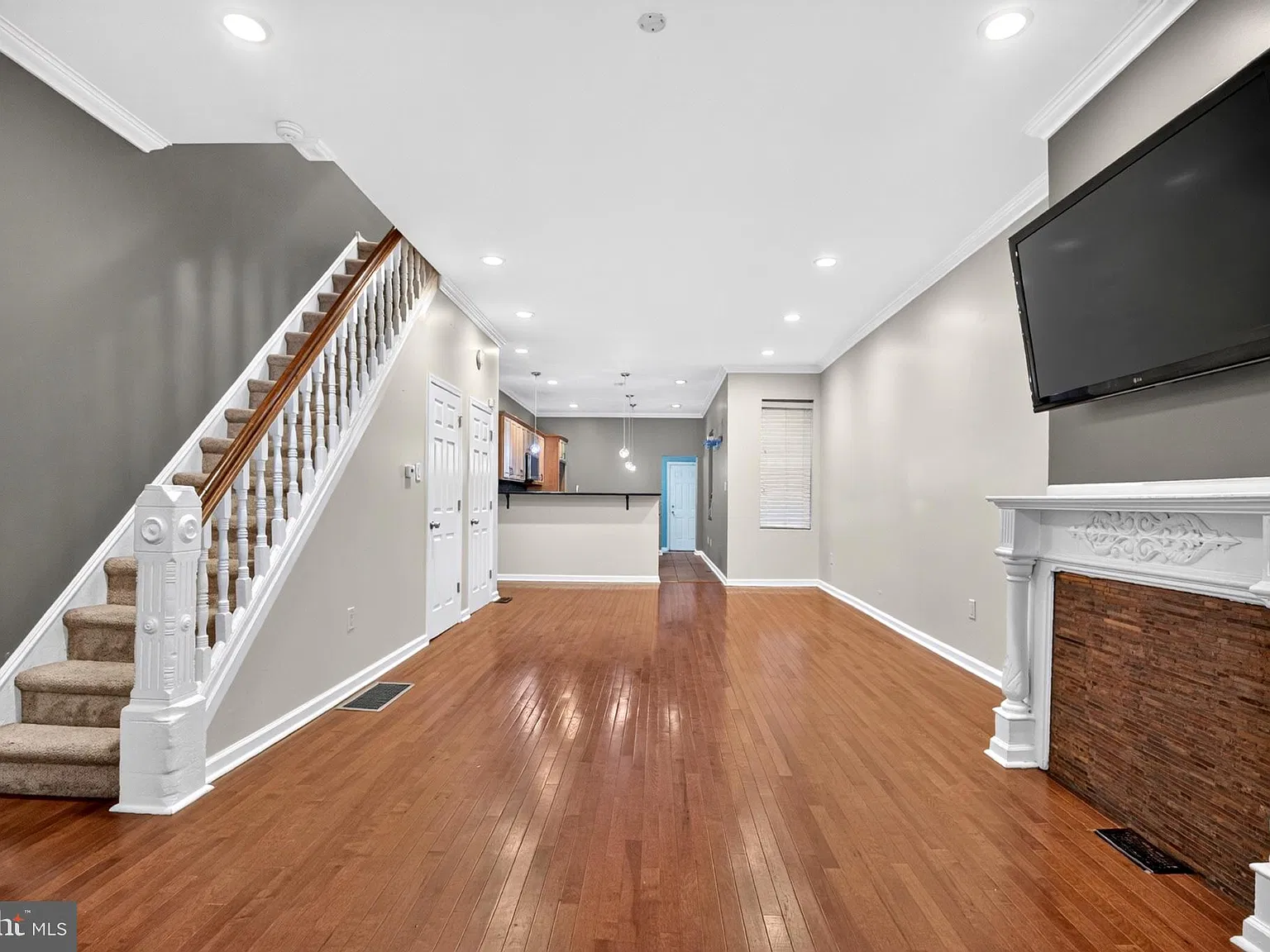 4 bed, 1.5 bath, 2029 sqft, $2,400 — Photo 3