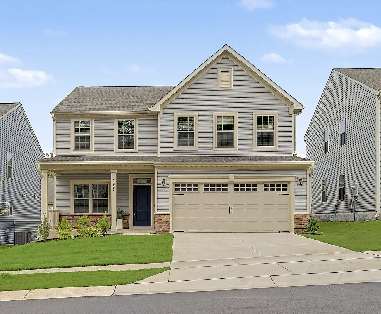 4 bed, 2.5 bath, 2464 sqft, $2,495 — Photo 2