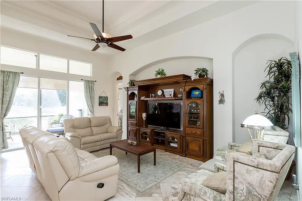 3 bed, 2.0 bath, 1975 sqft, $7,995 — Photo 3