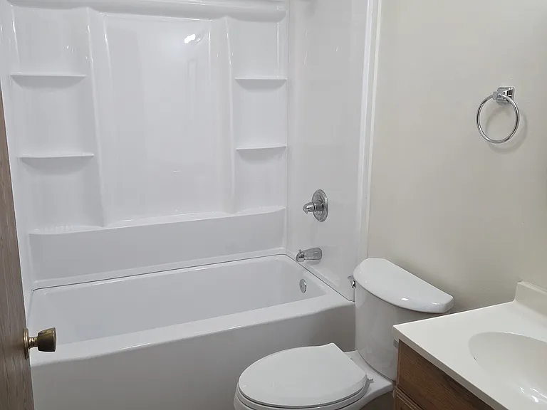3915 Canterbury Dr — Photo 7