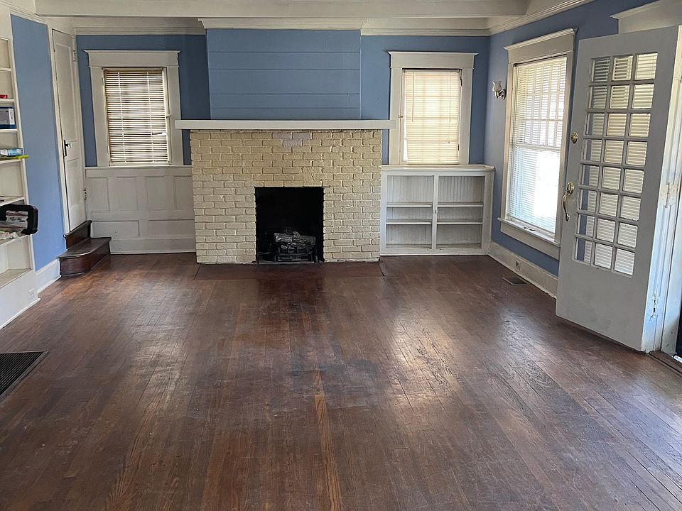 Large living room / dinning room. Lots of windows!
Fireplace is just decorative.