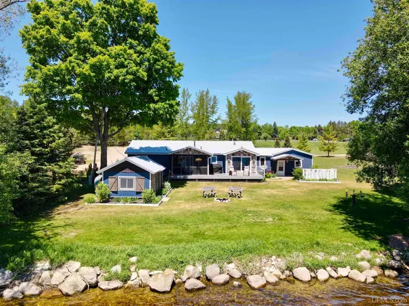 17415 W Walker St, Curtis, MI 49820