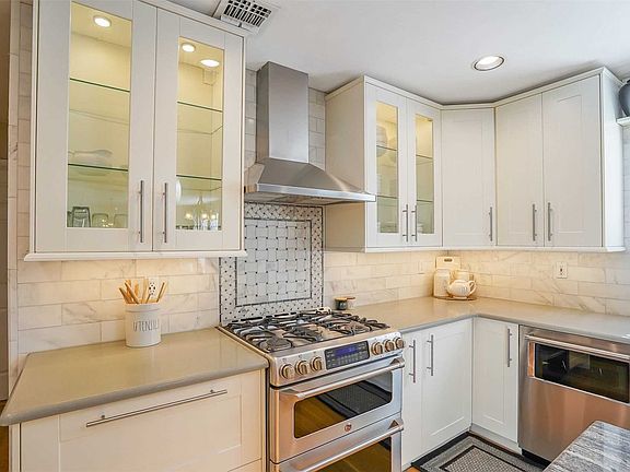 5th image of 8 Rockhill Cir