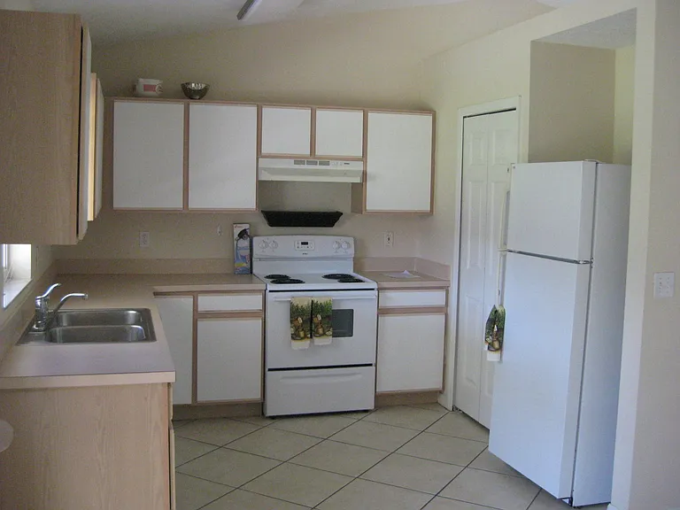 5525 NW North Lundy Cir — Photo 2