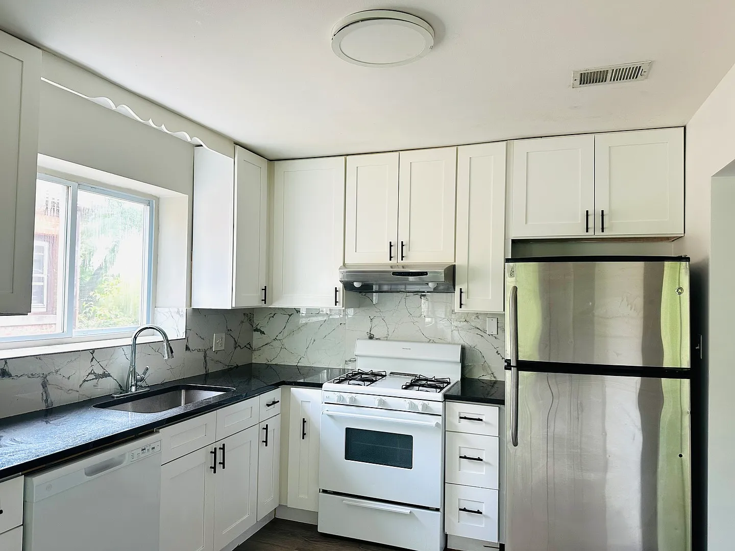 3 bed, 1.5 bath, $2,300 — Photo 2