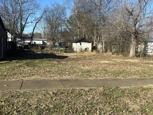 211 W 3rd Ave, Hohenwald, TN 38462