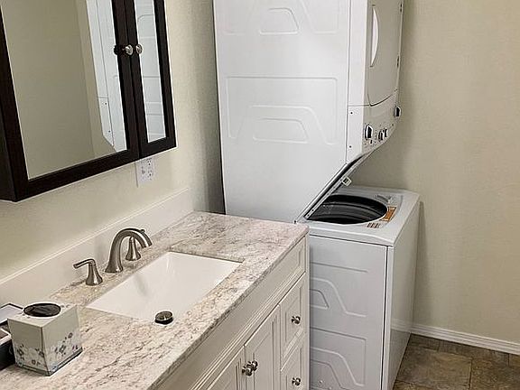 Bathroom, washer/dryer