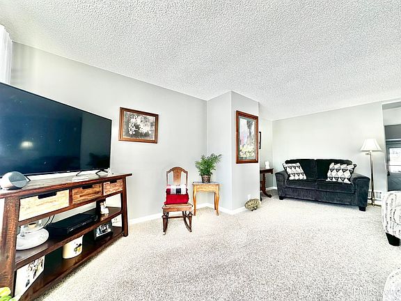 4th image of 948 E H St