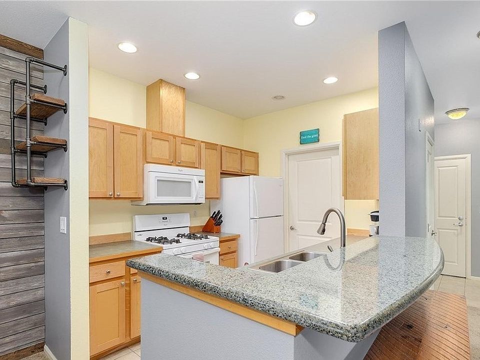 1st image of 560 225th Ln NE #304