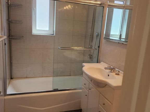 Neat & Clean full bathroom