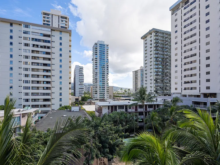 Kuhio Ave — Photo 22