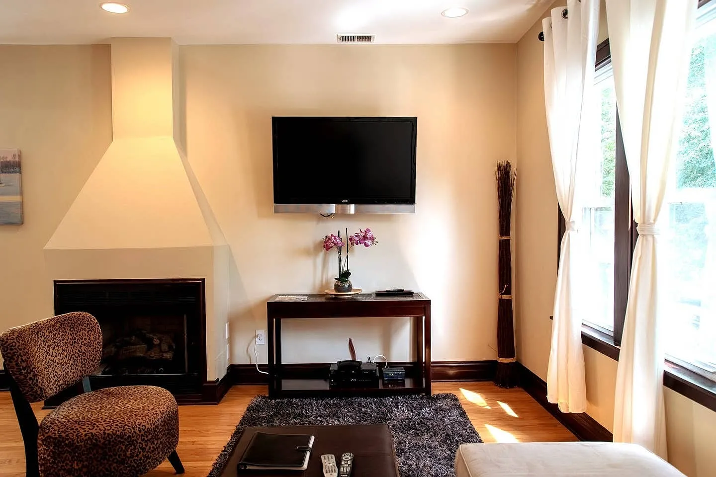 4 bed, 2450 sqft, $4,950 — Photo 1