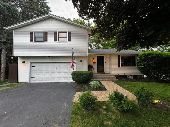 233 Thornton Cir S, Camillus, NY 13031