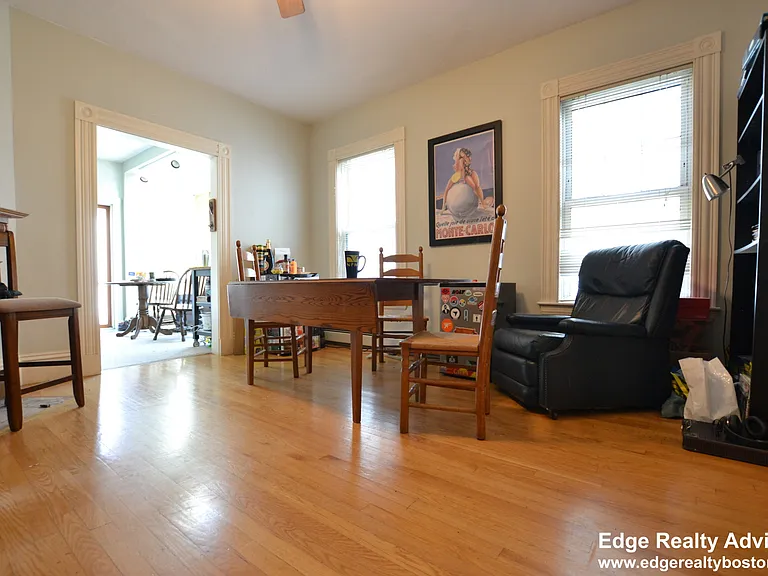 318 N Harvard St — Photo 6