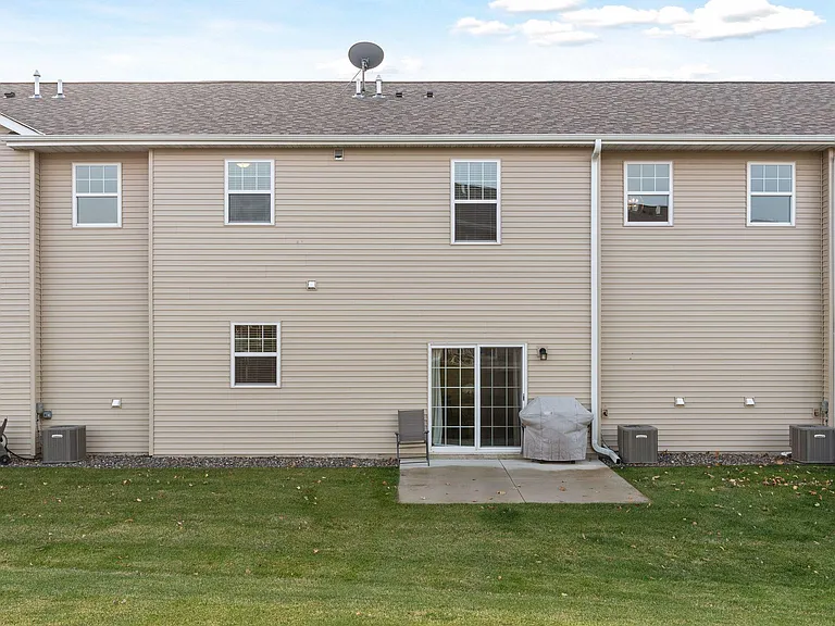 538 Tiffany Ln — Photo 16