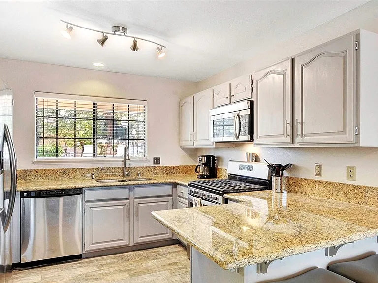 1923 Broadway Blvd #329 — Photo 3