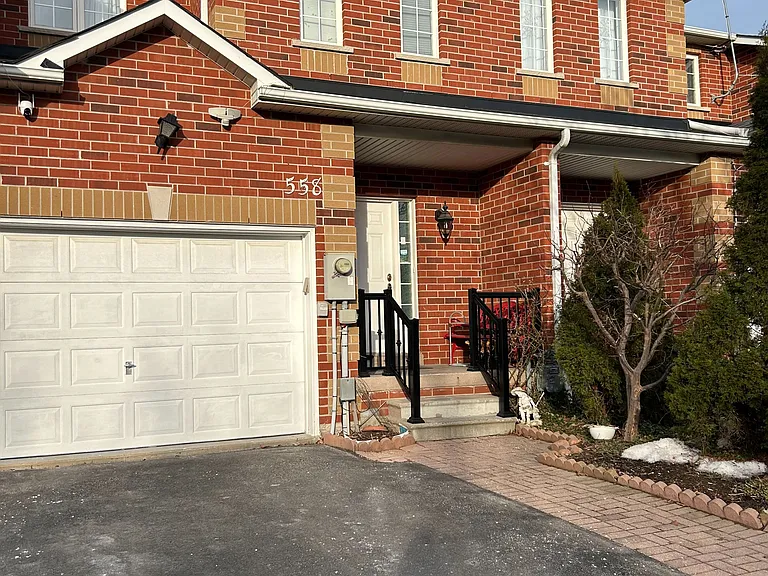558 Lumberton Cres — Photo 1