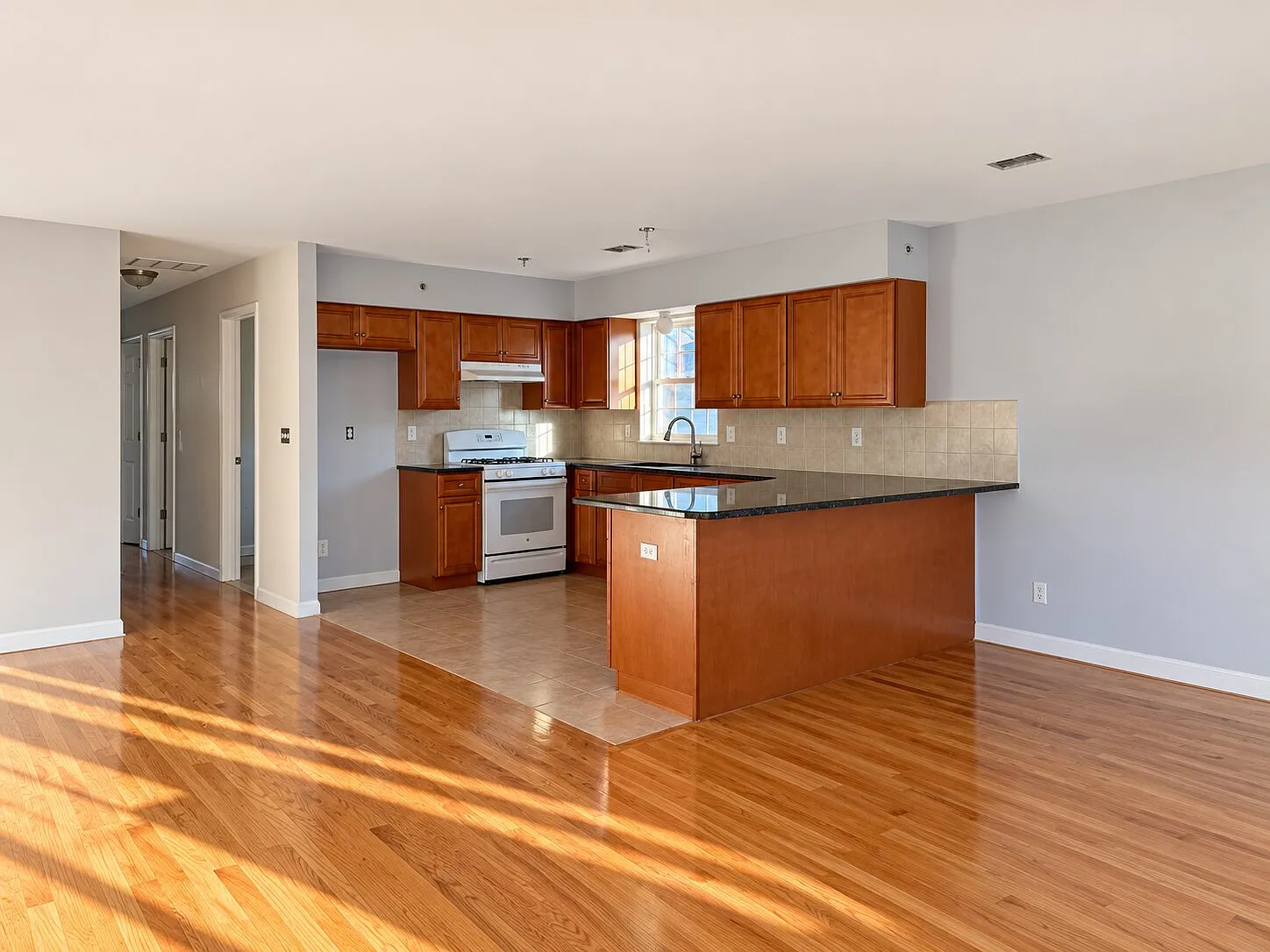 3 bed, 1500 sqft, $2,800 — Photo 2