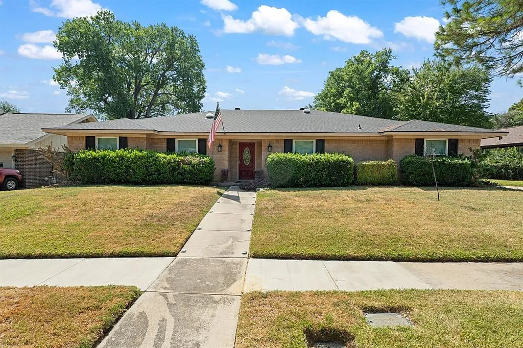 4 bed, 2.5 bath, 2344 sqft, $2,800 — Photo 1